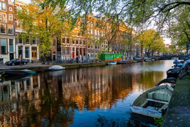 Amsterdam, Hollanda. 10 Mayıs 2019. Hollanda, Hollanda 'da sabah mavi saatinde tipik Hollandalı evleri ve yüzen evleri olan Canal Singel. Kullanılan ton.