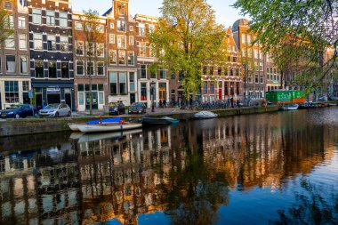 Amsterdam, Hollanda. 10 Mayıs 2019. Hollanda, Hollanda 'da sabah mavi saatinde tipik Hollandalı evleri ve yüzen evleri olan Canal Singel. Kullanılan ton.