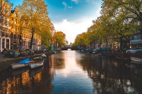 Amsterdam, Hollanda. 10 Mayıs 2019. Hollanda, Hollanda 'da sabah mavi saatinde tipik Hollandalı evleri ve yüzen evleri olan Canal Singel. Kullanılan ton.