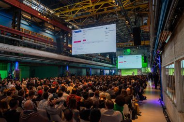 Amsterdam, Hollanda. 10 Nisan 2019. JS, IT teknolojileri, programlama ve sunucular hakkındaki Amsterdam konferansına tepki ver.