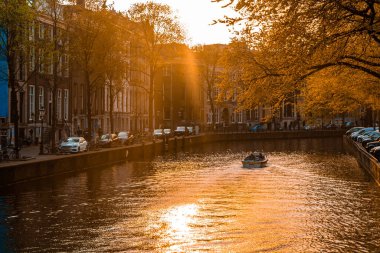 Amsterdam, Hollanda. 10 Mayıs 2019. Amsterdam Kanalı Amstel, Hollanda, Hollanda, Hollanda 'da alacakaranlık mavi saatinde tekneden tipik Hollandalı evler, yüzen ev ve ışıltılı yol..