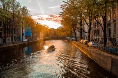 Amsterdam, Hollanda. 10 Mayıs 2019. Amsterdam Kanalı Amstel, Hollanda, Hollanda, Hollanda 'da alacakaranlık mavi saatinde tekneden tipik Hollandalı evler, yüzen ev ve ışıltılı yol..
