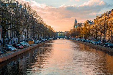 Amsterdam, Hollanda. 10 Mayıs 2019. Amsterdam Kanalı Amstel, Hollanda, Hollanda, Hollanda 'da alacakaranlık mavi saatinde tekneden tipik Hollandalı evler, yüzen ev ve ışıltılı yol..