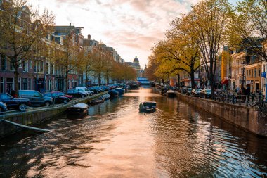 Amsterdam, Hollanda. 10 Mayıs 2019. Amsterdam Kanalı Amstel, Hollanda, Hollanda, Hollanda 'da alacakaranlık mavi saatinde tekneden tipik Hollandalı evler, yüzen ev ve ışıltılı yol.. 