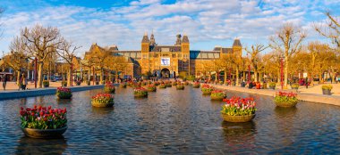 Amsterdam, Hollanda. 10 Haziran 2019. Amsterdam, Hollanda 'daki Rijksmuseum müzesinin güzel manzarası (Hollanda)