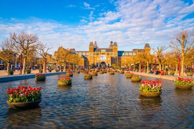 Amsterdam, Hollanda. 10 Haziran 2019. Amsterdam, Hollanda 'daki Rijksmuseum müzesinin güzel manzarası (Hollanda)