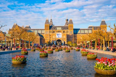 Amsterdam, Hollanda. 10 Haziran 2019. Amsterdam, Hollanda 'daki Rijksmuseum müzesinin güzel manzarası (Hollanda)