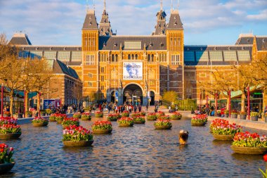 Amsterdam, Hollanda. 10 Haziran 2019. Amsterdam, Hollanda 'daki Rijksmuseum müzesinin güzel manzarası (Hollanda)