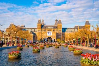 Amsterdam, Hollanda. 10 Haziran 2019. Amsterdam, Hollanda 'daki Rijksmuseum müzesinin güzel manzarası (Hollanda)