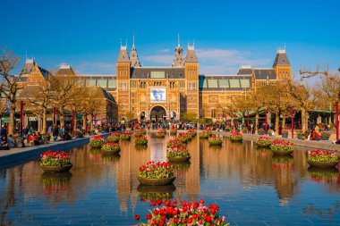 Amsterdam, Hollanda. 10 Haziran 2019. Amsterdam, Hollanda 'daki Rijksmuseum müzesinin güzel manzarası (Hollanda)