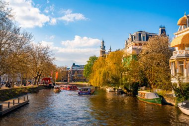 Amsterdam, Hollanda. 10 Mayıs 2019. Amsterdam Kanalı Amstel, Hollanda, Hollanda, Hollanda 'da alacakaranlık mavi saatinde tekneden tipik Hollandalı evler, yüzen ev ve ışıltılı yol..
