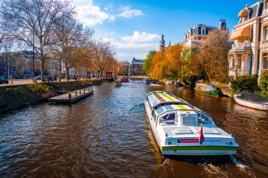 Amsterdam, Hollanda. 10 Mayıs 2019. Amsterdam Kanalı Amstel, Hollanda, Hollanda, Hollanda 'da alacakaranlık mavi saatinde tekneden tipik Hollandalı evler, yüzen ev ve ışıltılı yol..