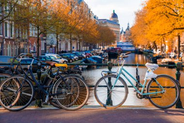 Amsterdam, Hollanda. 10 Mayıs 2019. Amsterdam Kanalı Amstel, Hollanda, Hollanda, Hollanda 'da alacakaranlık mavi saatinde tekneden tipik Hollandalı evler, yüzen ev ve ışıltılı yol..