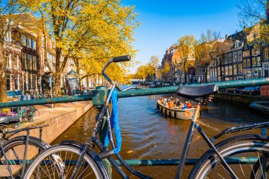 Amsterdam, Hollanda. 10 Mayıs 2019. Amsterdam Kanalı Amstel, Hollanda, Hollanda, Hollanda 'da alacakaranlık mavi saatinde tekneden tipik Hollandalı evler, yüzen ev ve ışıltılı yol..