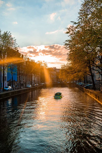 Amsterdam Países Bajos Mayo 2019 Canal Amstel Ámsterdam Con Casas — Foto de Stock