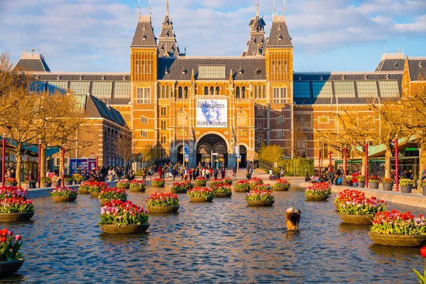 Amsterdam, Hollanda. 10 Haziran 2019. Amsterdam, Hollanda 'daki Rijksmuseum müzesinin güzel manzarası (Hollanda)