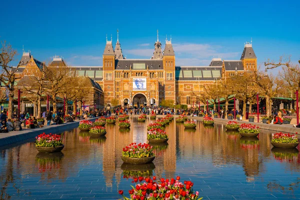 Amsterdam, Hollanda. 10 Haziran 2019. Amsterdam, Hollanda 'daki Rijksmuseum müzesinin güzel manzarası (Hollanda)