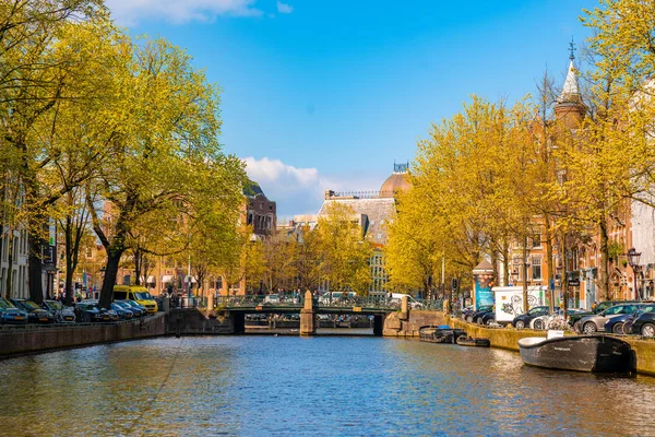 Amsterdam Holandia Maja 2019 Kanał Amsterdam Amstel Typowymi Holenderskimi Domami — Zdjęcie stockowe
