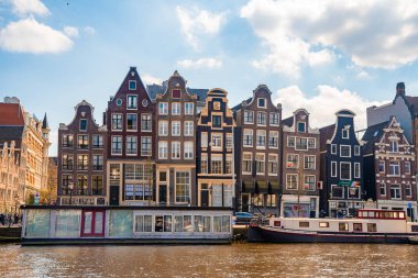 Amsterdam, Hollanda. 10 Mayıs 2019. Amsterdam Kanalı Amstel, Hollanda, Hollanda, Hollanda 'da alacakaranlık mavi saatinde tekneden tipik Hollandalı evler, yüzen ev ve ışıltılı yol..