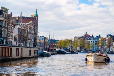 Amsterdam, Hollanda. 10 Mayıs 2019. Amsterdam Kanalı Amstel, Hollanda, Hollanda, Hollanda 'da alacakaranlık mavi saatinde tekneden tipik Hollandalı evler, yüzen ev ve ışıltılı yol..