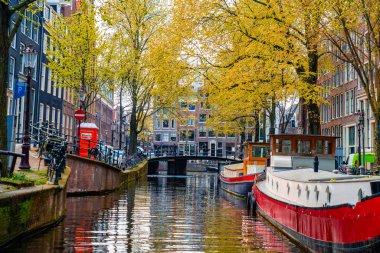 Amsterdam, Hollanda. 10 Mayıs 2019. Amsterdam Kanalı Amstel, Hollanda, Hollanda, Hollanda 'da alacakaranlık mavi saatinde tekneden tipik Hollandalı evler, yüzen ev ve ışıltılı yol..