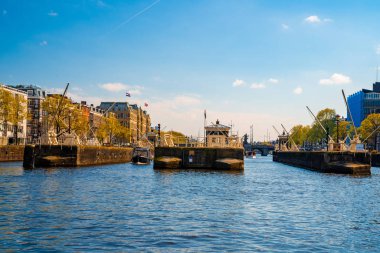 Amsterdam, Hollanda. 10 Mayıs 2019. Amsterdam Kanalı Amstel, Hollanda, Hollanda, Hollanda 'da alacakaranlık mavi saatinde tekneden tipik Hollandalı evler, yüzen ev ve ışıltılı yol..