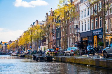 Amsterdam, Hollanda. 10 Mayıs 2019. Amsterdam Kanalı Amstel, Hollanda, Hollanda, Hollanda 'da alacakaranlık mavi saatinde tekneden tipik Hollandalı evler, yüzen ev ve ışıltılı yol..