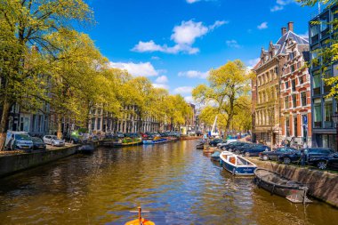 Amsterdam, Hollanda. 10 Mayıs 2019. Amsterdam Kanalı Amstel, Hollanda, Hollanda, Hollanda 'da alacakaranlık mavi saatinde tekneden tipik Hollandalı evler, yüzen ev ve ışıltılı yol..