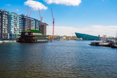 Amsterdam, Hollanda. 10 Mayıs 2019. Hollanda, Hollanda 'da sabah mavi saatinde tipik Hollandalı evleri ve yüzen evleri olan Canal Singel. Kullanılan ton. 