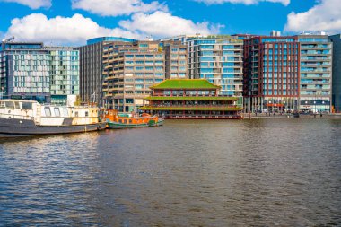 Amsterdam, Hollanda. 10 Mayıs 2019. Hollanda, Hollanda 'da sabah mavi saatinde tipik Hollandalı evleri ve yüzen evleri olan Canal Singel. Kullanılan ton. 