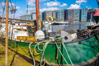 Amsterdam, Hollanda. 10 Mayıs 2019. Hollanda, Hollanda 'da sabah mavi saatinde tipik Hollandalı evleri ve yüzen evleri olan Canal Singel. Kullanılan ton. 