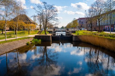 Amsterdam, Hollanda. 10 Mayıs 2019. Hollanda, Hollanda 'da sabah mavi saatinde tipik Hollandalı evleri ve yüzen evleri olan Canal Singel. Kullanılan ton.  