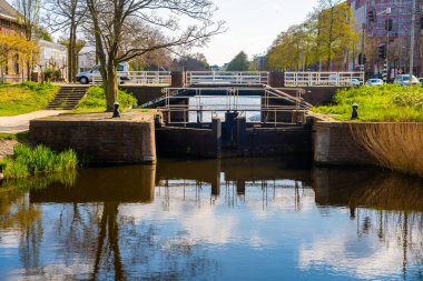 Amsterdam, Hollanda. 10 Mayıs 2019. Hollanda, Hollanda 'da sabah mavi saatinde tipik Hollandalı evleri ve yüzen evleri olan Canal Singel. Kullanılan ton.  