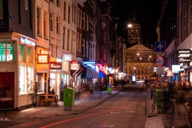Amsterdam, Hollanda. 10 Mayıs 2019. Red 'in Gece Görüşü - Hollanda, Amsterdam' da seks dükkanları, striptiz kulüpleri, yetişkin tiyatroları vb..