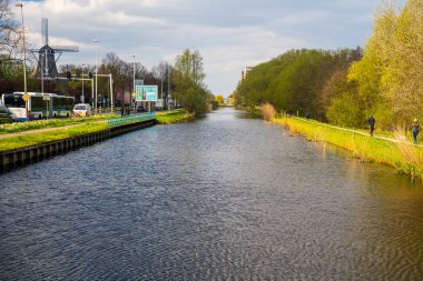 Amsterdam, Hollanda. 10 Mayıs 2019. Amsterdam Kanalı Amstel, Hollanda, Hollanda, Hollanda 'da alacakaranlık mavi saatinde tekneden tipik Hollandalı evler, yüzen ev ve ışıltılı yol..  