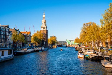 Amsterdam, Hollanda. 10 Mayıs 2019. Hollanda, Hollanda 'da sabah mavi saatinde tipik Hollandalı evleri ve yüzen evleri olan Canal Singel. Kullanılan ton.  