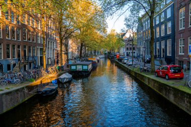 Amsterdam, Hollanda. 10 Mayıs 2019. Hollanda, Hollanda 'da sabah mavi saatinde tipik Hollandalı evleri ve yüzen evleri olan Canal Singel. Kullanılan ton.  
