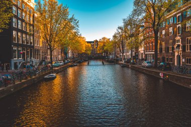 Amsterdam, Hollanda. 10 Mayıs 2019. Hollanda, Hollanda 'da sabah mavi saatinde tipik Hollandalı evleri ve yüzen evleri olan Canal Singel. Kullanılan ton.  