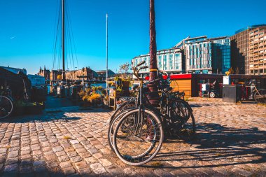 Amsterdam, Hollanda. 10 Mayıs 2019. Amsterdam Kanalı Amstel, Hollanda, Hollanda, Hollanda 'da alacakaranlık mavi saatinde tekneden tipik Hollandalı evler, yüzen ev ve ışıltılı yol..