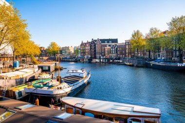 Amsterdam, Hollanda. 10 Mayıs 2019. Amsterdam Kanalı Amstel, Hollanda, Hollanda, Hollanda 'da alacakaranlık mavi saatinde tekneden tipik Hollandalı evler, yüzen ev ve ışıltılı yol..