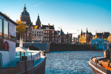 Amsterdam, Hollanda. 10 Mayıs 2019. Amsterdam Kanalı Amstel, Hollanda, Hollanda, Hollanda 'da alacakaranlık mavi saatinde tekneden tipik Hollandalı evler, yüzen ev ve ışıltılı yol..