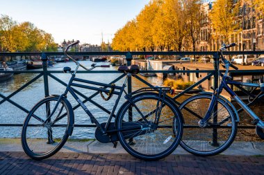 Amsterdam, Hollanda. 10 Mayıs 2019. Amsterdam Kanalı Amstel, Hollanda, Hollanda, Hollanda 'da alacakaranlık mavi saatinde tekneden tipik Hollandalı evler, yüzen ev ve ışıltılı yol..