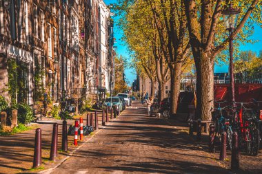 Amsterdam, Hollanda. 20 Mayıs 2019. Açık yaz gökyüzü boyunca kanallar ve tipik geleneksel evler. Hollanda 'da klasik mimari.