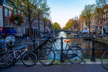 Amsterdam, Hollanda. 10 Mayıs 2019. Amsterdam Kanalı Amstel, Hollanda, Hollanda, Hollanda 'da alacakaranlık mavi saatinde tekneden tipik Hollandalı evler, yüzen ev ve ışıltılı yol..