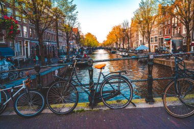 Amsterdam, Hollanda. 10 Mayıs 2019. Amsterdam Kanalı Amstel, Hollanda, Hollanda, Hollanda 'da alacakaranlık mavi saatinde tekneden tipik Hollandalı evler, yüzen ev ve ışıltılı yol..