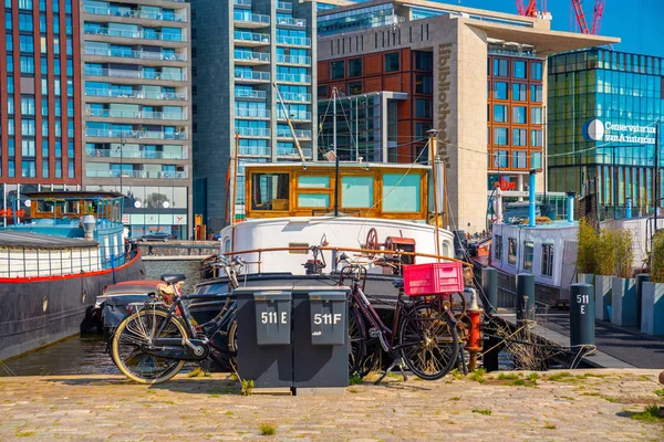 オランダのアムステルダム 2019年5月10日 朝の青い時間 オランダ オランダの間に典型的なオランダの家や屋形船と運河シングル 使用済みトーニング — ストック写真