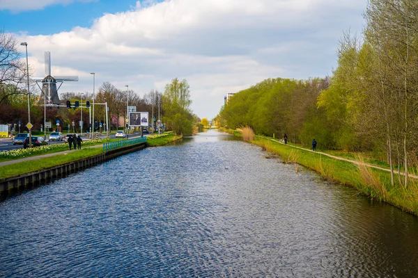 Amsterdam Holandia Maja 2019 Kanał Amsterdam Amstel Typowymi Holenderskimi Domami — Zdjęcie stockowe