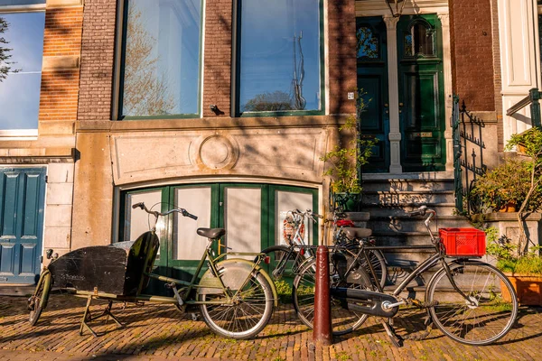 Amsterdam Niederlande Mai 2019 Amsterdam Canal Amstel Mit Typisch Holländischen — Stockfoto