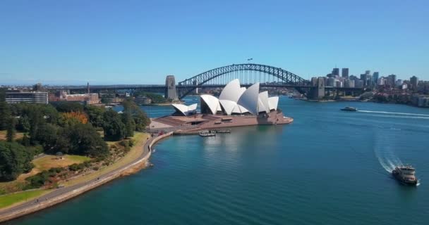日落时 悉尼的城市景观形象与悉尼歌剧院 海港大桥和悉尼的天际线 从上面看 从空中看 — 图库视频影像