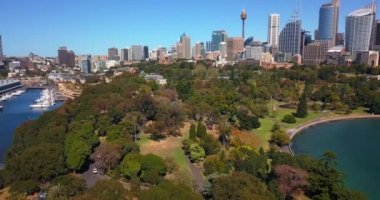 Günbatımında Sydney, Avustralya 'da Sydney Opera Binası, Harbour Köprüsü ve Sydney ufuk çizgisi. Yukarıdan bak, hava görüntüsü.